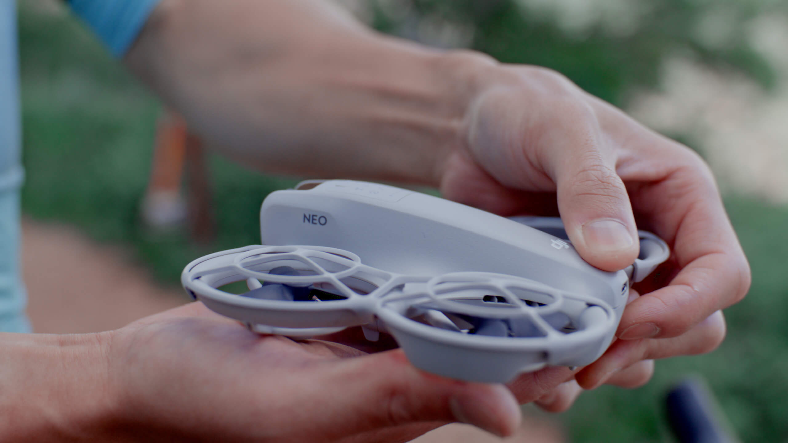 DJI Neo Motion Fly More Combo - action